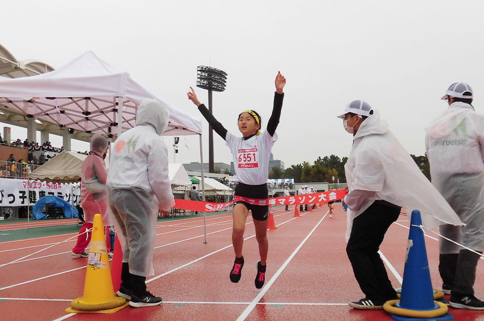 6年女子は関根さんが10分47秒で初優勝。