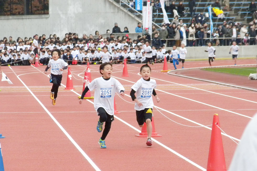 2年男子は小林くん（左）が中村くんとの接戦を制した。
