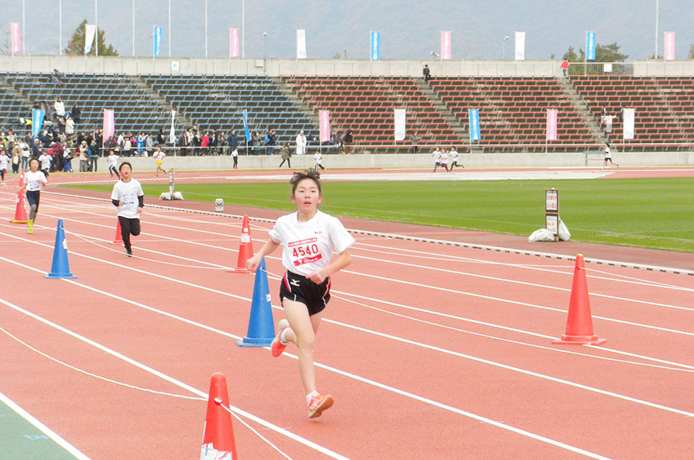 4年女子は橘山さんが危なげない走りで初優勝。