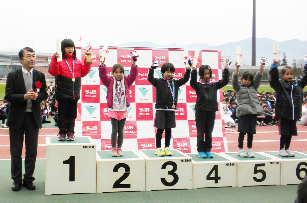 1年女子は荻原さんが好記録で優勝。2位は廣本さん、3位は勝俣さんでした。