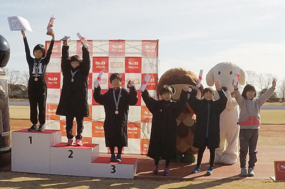 3年女子は岸本さんが好記録で優勝。2位は高橋さん、3位は白石さんでした。