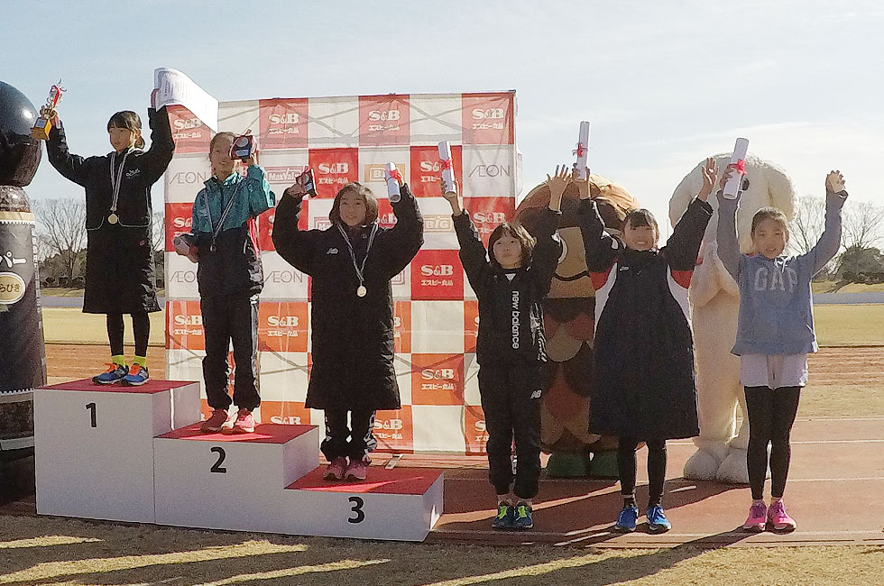 4年女子は齊藤さんが3連覇を達成。2位は塗田さん、3位は藤原さんでした。