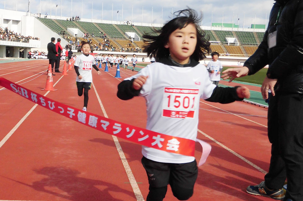 1年女子は粟飯原さんが6分48秒で優勝。