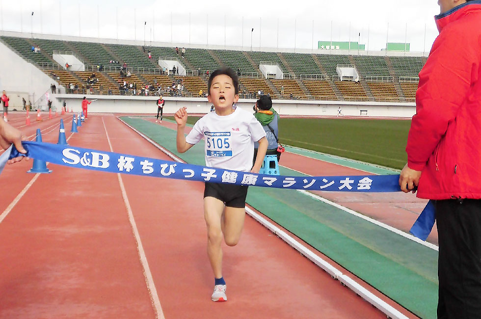 5年男子は田中くんが10分54秒で連覇達成。