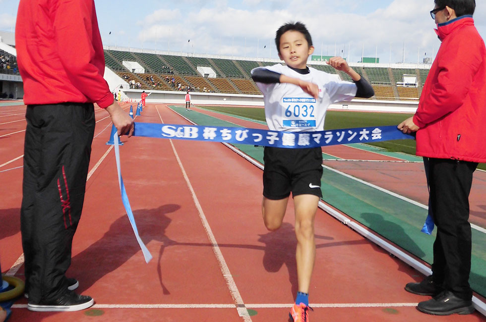 6年男子は川田くんが10分17秒の好記録で3連覇達成。