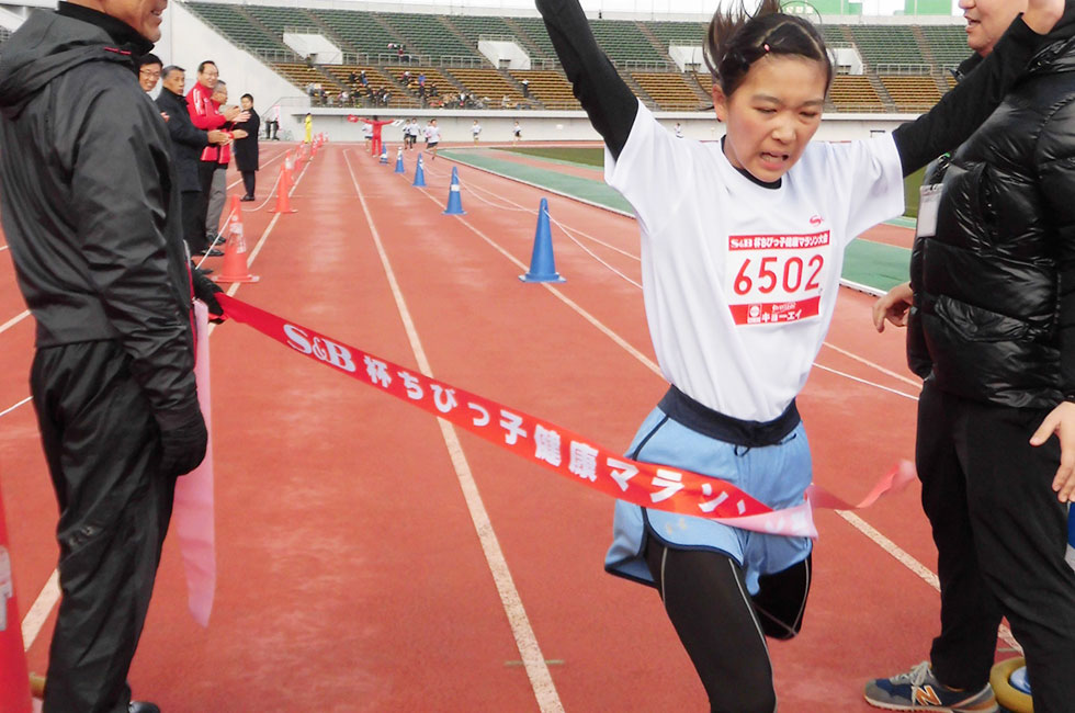 6年女子は浅川さんが11分23秒で嬉しい初優勝。