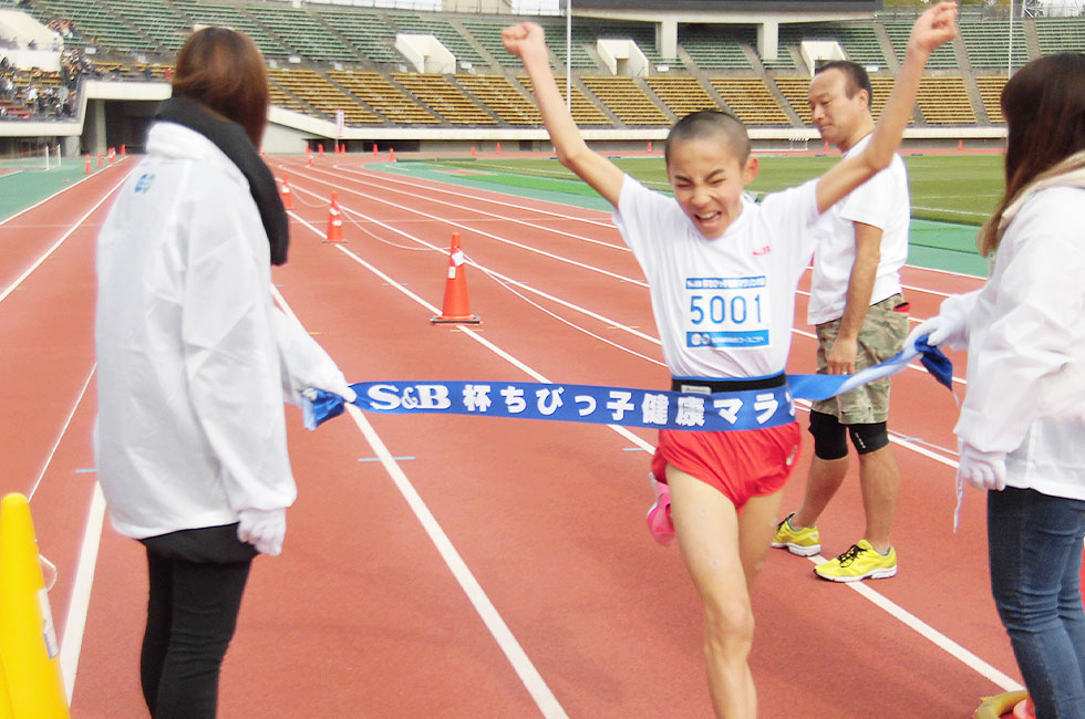 5年男子は指田くんが10分18秒の好記録で初優勝。