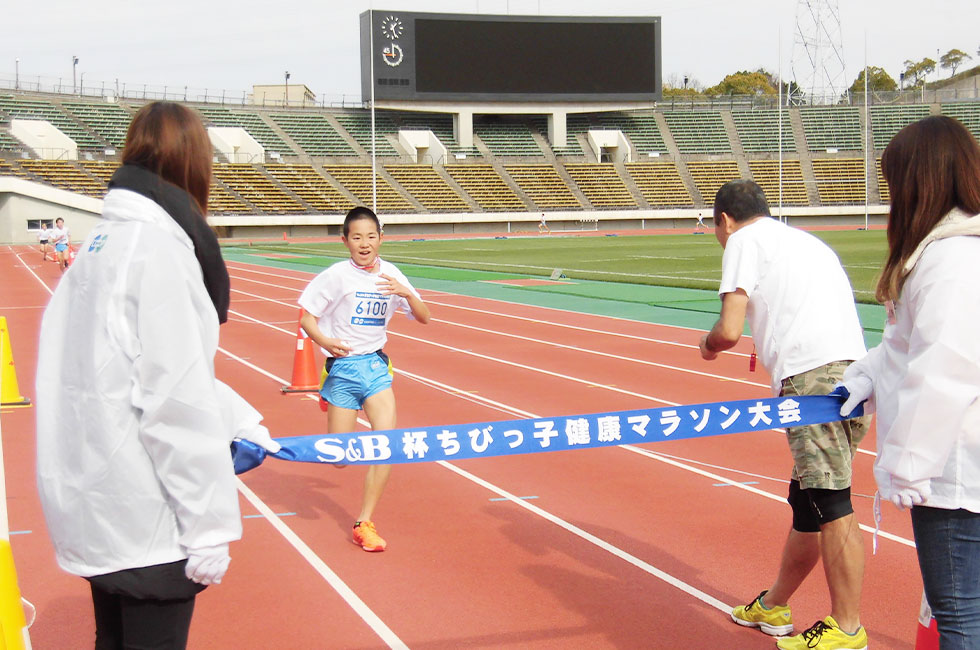 6年男子は若林くんが10分5秒で3度目のV。