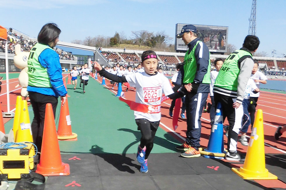 2年女子は徳永さんが6分19秒で優勝。
