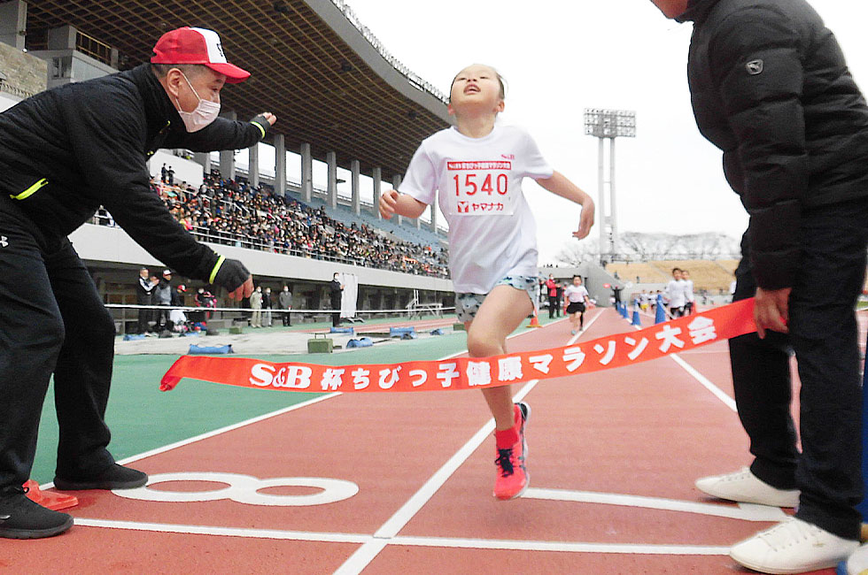 1年女子は小坂さんが6分37秒で優勝。