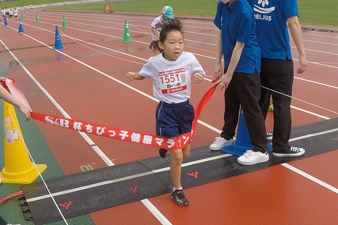 1年生女子は佐藤さんが後続を大きく離し優勝。