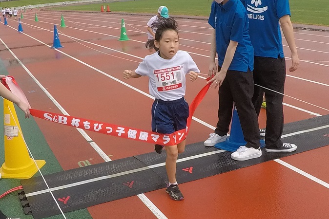 1年生女子は佐藤さんが後続を大きく離し優勝。