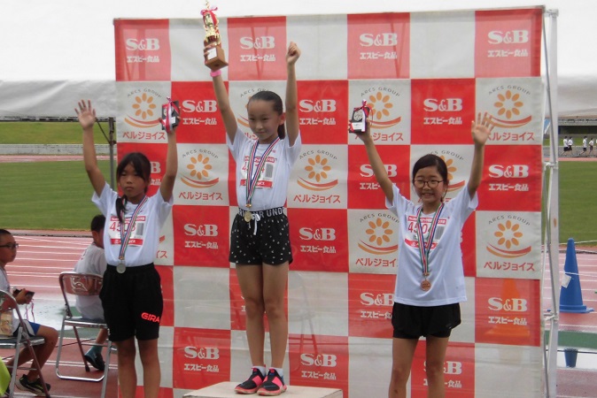 4年生女子は小関さんが優勝。2位は吉田さん、3位は関根さんでした。