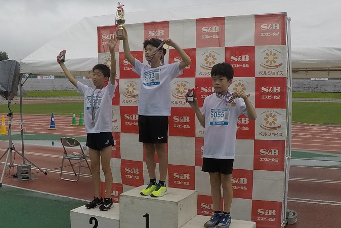 5年生男子は齊藤くんが初優勝。2位は関口くん、3位は高橋くんでした。
