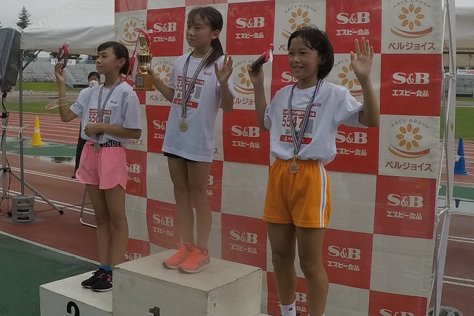 5年生女子は高橋さんが好走を魅せ優勝。2位は小山さん、3位は佐々木さんでした。