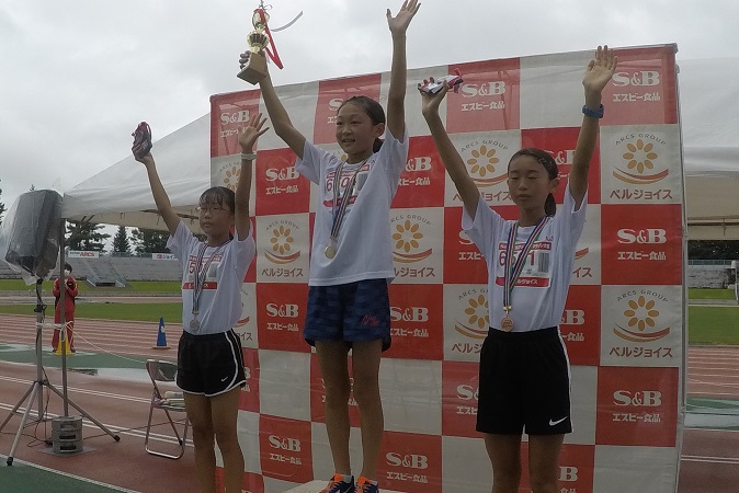 6年生女子は倉田さんがうれしい初優勝。2位は小川さん、3位は浜川さんでした。
