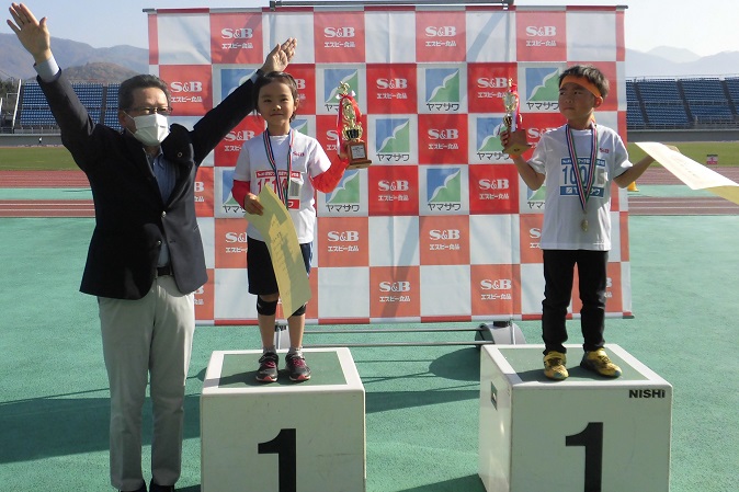1年男子は阿部くん、女子は高橋さんが優勝しました。