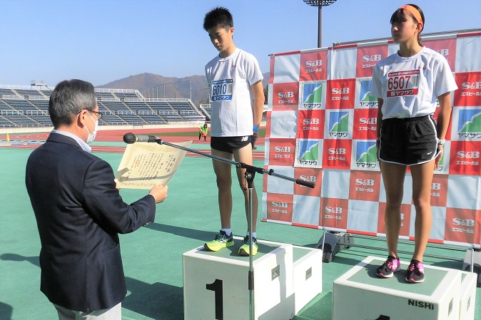 6年男子は井上くんが接戦を制した。女子は齋藤さんが好記録で優勝。