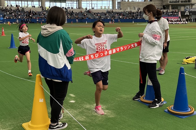 4年女子は川本さんが渡辺さんとの接戦制し初優勝。