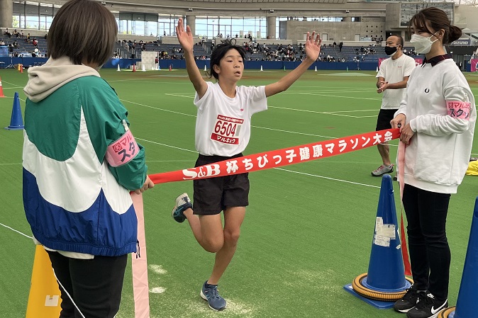 6年女子は清水さんが危なげない走りで2度目のⅤ。