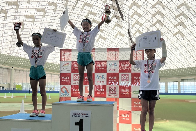 5年女子は田村ここなさんが優勝。2位は田村にこなさん、3位は波戸さんでした。