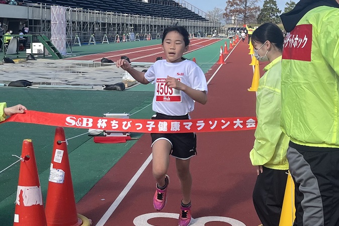 4年女子は岡崎さんが前回4位の実力を発揮し優勝。