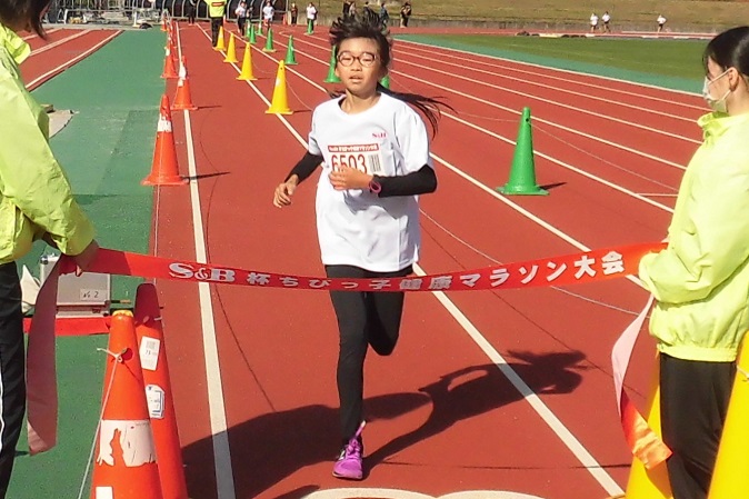 6年女子は梶間さんが後続を大きく引き離し優勝。