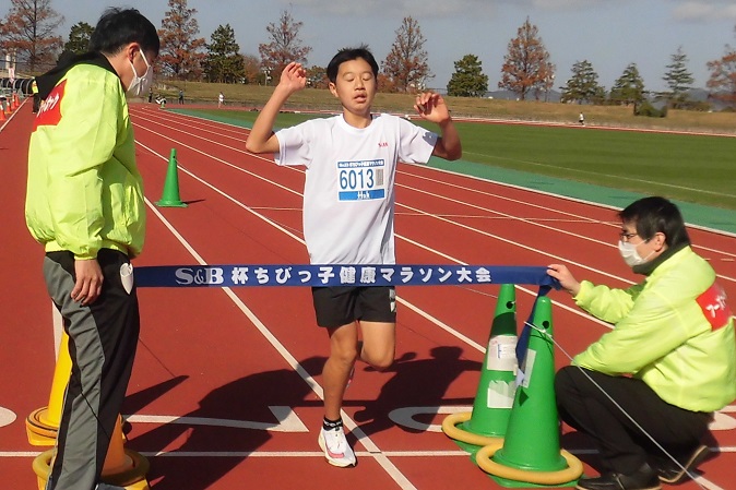 6年男子は小梅川くんが王者走り、負けなし4度目の優勝。