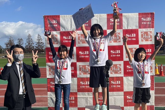 3年女子は三好さんが優勝。2位は村上さん、3位は宮崎さんでした。