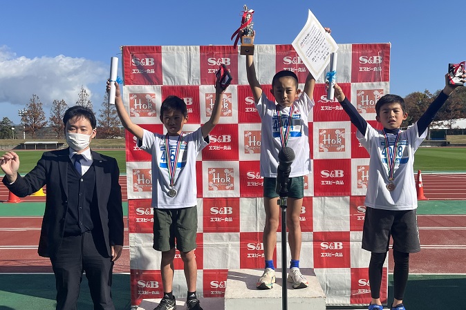 4年男子は中原くんが2大会連続の優勝。2位は塔山くん、3位は秋田くんでした。