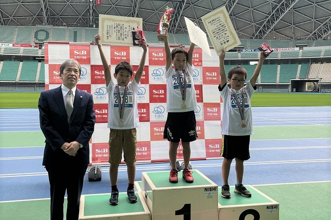 2年男子は恵藤くんが好記録で優勝。2位は岩尾くん、3位は東くんでした。