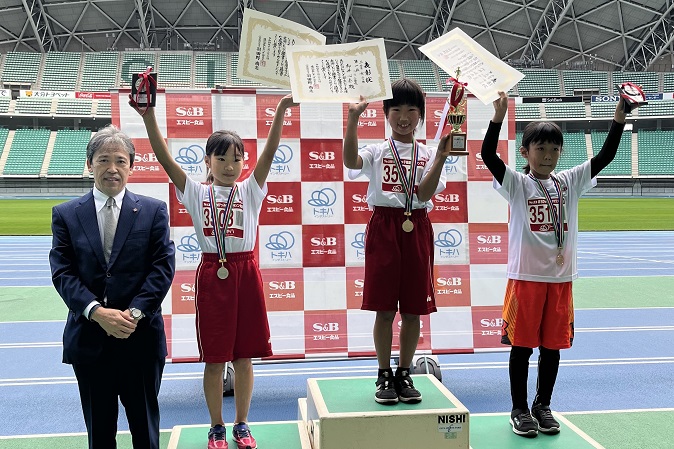 3年女子優勝は柳井さんが2位早川さんとの接戦を制した。3位は伊井さんでした。