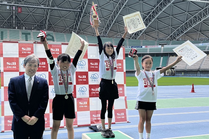 4年女子は吉峰さんが優勝。2位は匹田さん、3位は藤嶋さんでした。