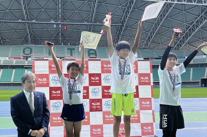 6年男子は足立くんが念願の優勝。2位は伊藤くん、3位は小畑くんでした。