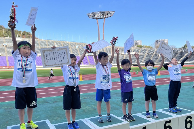 1年男子は平岡が歴代2位の記録で優勝。2位は新屋くん、3位は泉くんでした。