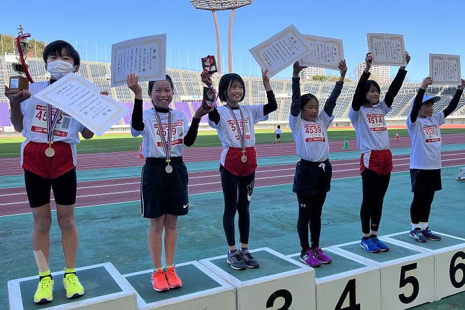 4年女子は宮田さんが好記録で優勝。2位は酒井さん、3位は佐々木さんでした。