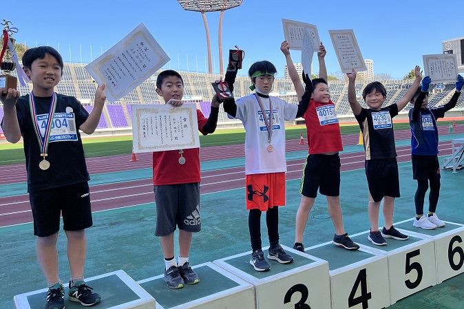 4年男子優勝は和田くん、2位板倉くんとの競り合いを制した。3位は三浦くんでした。