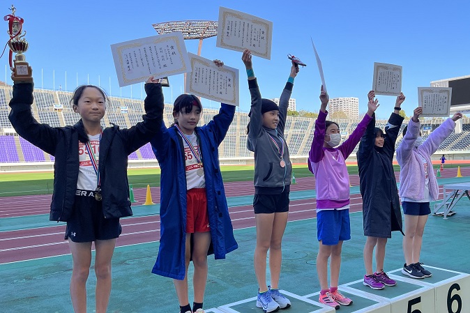 5年女子は岩村さんが優勝。2位は内田さん、3位は芝山さんでした。