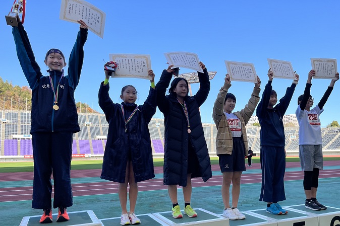 6年女子は秦さんが優勝。2位は上石さん、3位は和田さんでした。