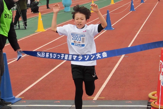 2年生男子優勝は大河内くんが5分55秒の好タイムで優勝！