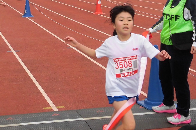 3年生女子は髙橋さんが7分48秒でゴールテープを切りました。