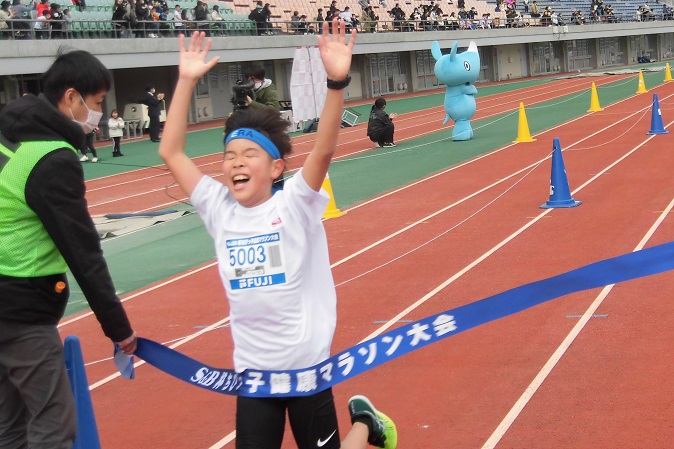 5年生男子は廣藤くんが11分2秒のタイムで嬉しい初優勝！