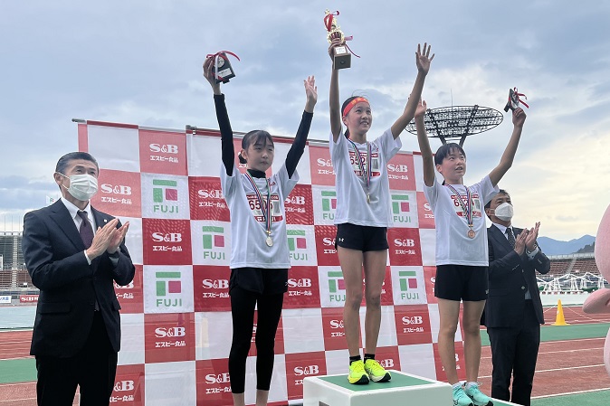 6年生女子は國廣さんが前大会よりステップアップし優勝。2位岡本さん、3位村山さん。