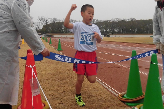 2年男子は飯田くんが好記録でゴール。