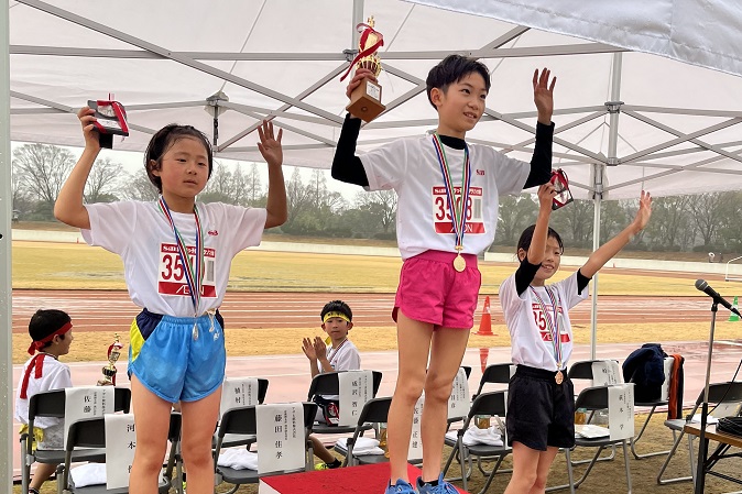 3年女子は1秒差の接戦を制した隈部さんが優勝。2位は池野田さん、3位は原さんでした。