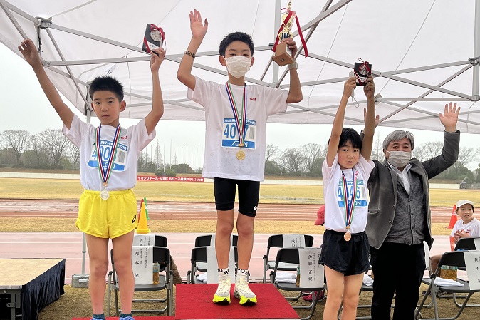 4年男子は鶴田くんが快走。2位は塚本くん、3位は若井くんでした。