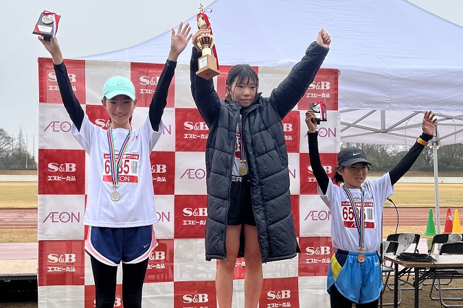 6年女子は今西さんが優勝。2位は竹下さん、3位はみよしさんでした。