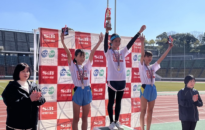 6年女子は竹下さんが嬉しい優勝。2位は老松さん、3位は由田さんでした。