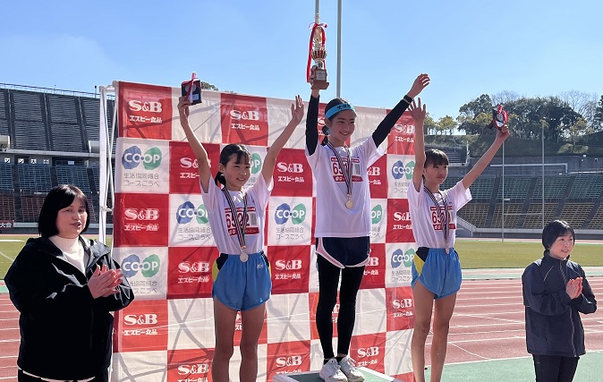 6年女子は竹下さんが嬉しい優勝。2位は老松さん、3位は由田さんでした。