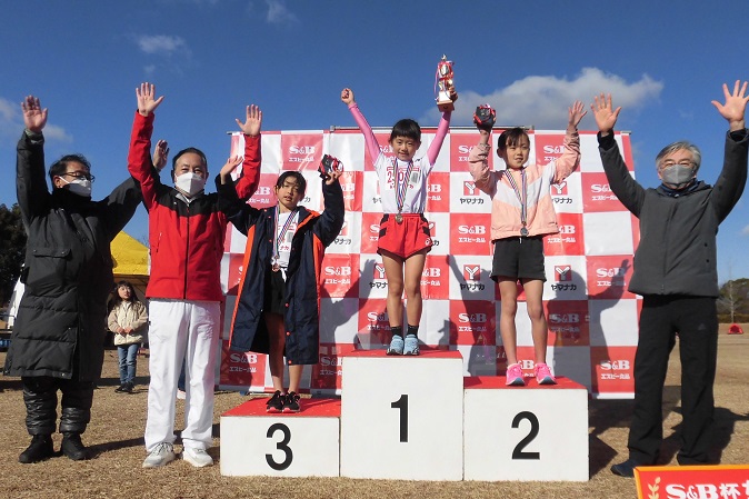 2年女子は佐野さんが圧巻の走りで優勝。2位は山下さん、3位は田中さんでした。